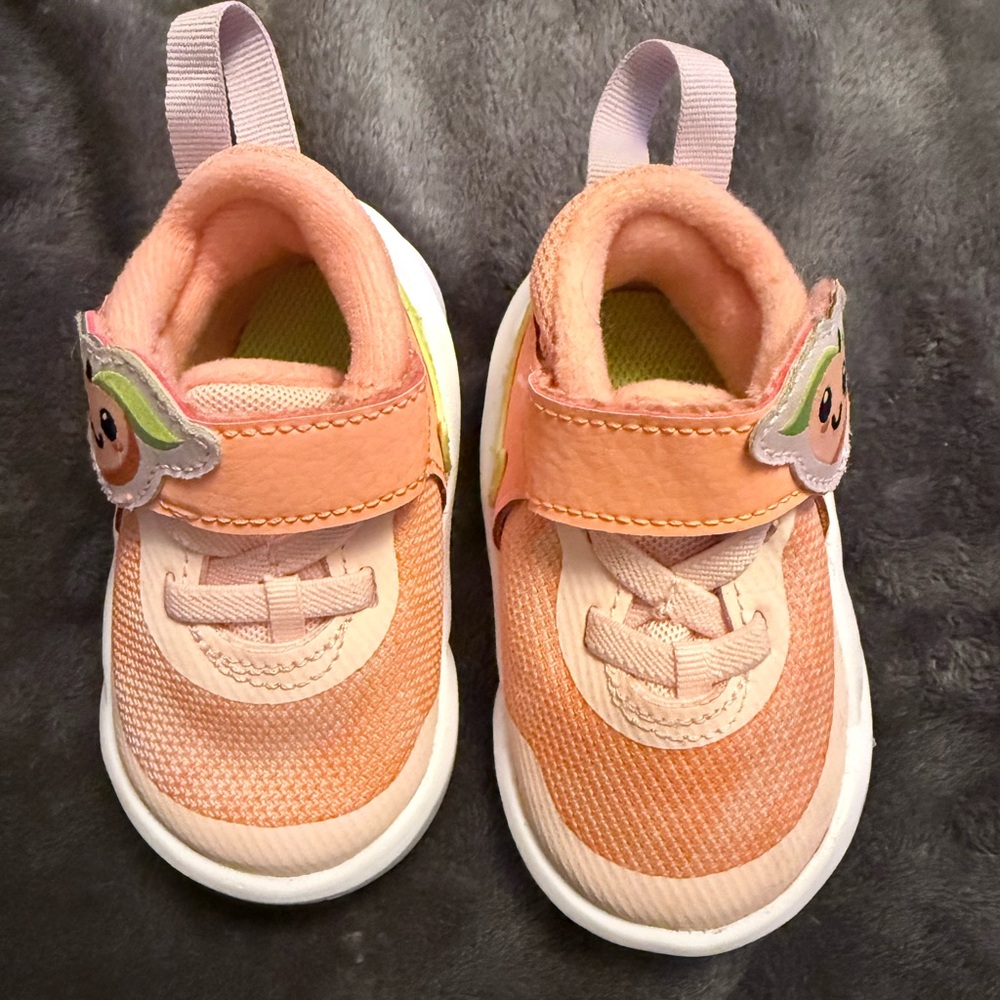 Nike Team Hustle D 10 LIL baby/toddler shoes peach color in size 3c